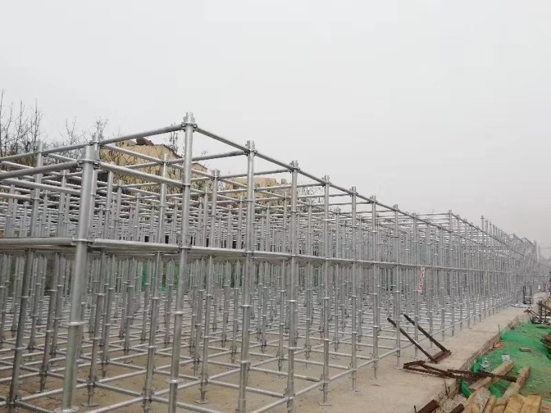 搭建腳手架橫向掃地桿與縱向掃地桿時(shí),怎么設(shè)置好? (圖1) 搭建腳手架橫向掃地桿與縱向掃地桿時(shí),怎么設(shè)置好? (圖1)